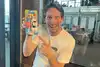 Die Inspiration für den Umbau: Philip Hitschler-Becker zeigt eine alte Kaubonbon-Packung. Damals wurde dem Naschwerk schon mal ein Spielzeug-Porsche beigelegt.