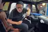Selbst ist der Schrauber: Titus Dittmann beim Umbau seines elektrischen Citroën Ami zum „Baby-HY“. Die Skateboard-Legende aus Münster hat ein Faible für extravagante Autos aus Frankreich.