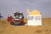 Westsahara 1973: Mit der zur Reise-Ente umgebauten Kastenente durchquerte Titus Dittmann die Sahara – Dachgepäckträger und Zusatzscheinwerfer inklusive.