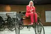 Jutta Benz auf dem Motorwagen ihres Urgroßvater Carl Benz (1844-1929), der ihn vor 140 Jahren erfand und damit den Grundstein für den Automobilbau und den späteren Weltkonzern Mercedes-Benz legte.