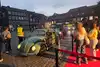 Festliche Stimmung in der Abenddämmerung: Das Rollende Museum von OCC startet auf dem Marktplatz in Lübeck – ein Highlight der 23. Lübecker Museumsnacht.