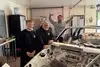 Sohn Louis, Vater Bernd Szafranski und Philip Hitschler-Becker vor der Karosserie des Umbau-Projekts.