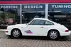 Etliche Fachbetriebe und Spezialisten sind am Porsche-Projekt beteiligt. Dieser Porsche 964 wird aktuell mit einem MCS-Fahrwerk, einer Leitmotion Batterie und SenorIty-Halterungen für Musik und Handy aufgerüstet. Das finale Tuning soll von Patrick Zimmermann (dp Motorsport PORSCHE) kommen, während Hajo Lemke (SIGNDICATE) für das unverwechselbare Finish durch die Folierung im hitschies-Look sorgen will.