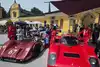 Walter Lais (re., im roten Rennzug) neben seinem Ferrari 512M (Baujahr 1971, 500 PS) auf Schloss Hellbrunn. Die historischen Rennwagen waren Publikumsmagneten. Links ein McKee MK7 (5,8 Liter V8 mit 600 PS) aus dem Jahr 1967.